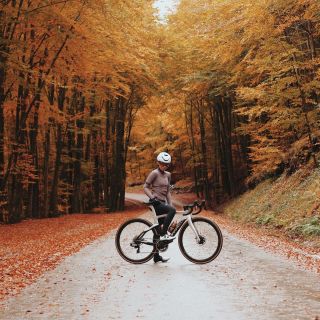 Podzim plný barev.. 🍁🥰 Jízda na podzimních, listím zapadaných cestách nás baví. . Listí, ale také mokrý a uklouzaný...