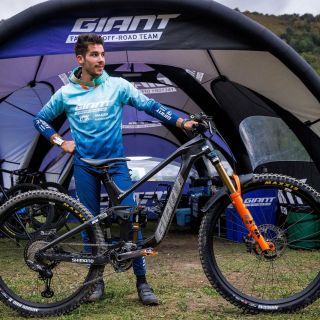 REIGN SUPREME Fanoušci enduro závodů EWS si během uplynulé sezóny mohli všimnout jezdců týmu Giant Factory Off-Road Team...