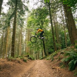 To letí Rudolf? 🎄🦌 Ne! To letí Katy Curd na výpletech HUNT Proven Carbon Race Enduro! 💥🚀 . Pokud byste to chtěli poslat...